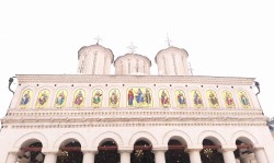 anamariaavram 
The Patriarchal Cathedral from Bucharest covered in snow 
2025-02-16 11:49:53