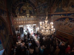 NikolaT 
Васкрс у црви Свете Тројице, причест, Будва 
2025-04-20 09:54:33
