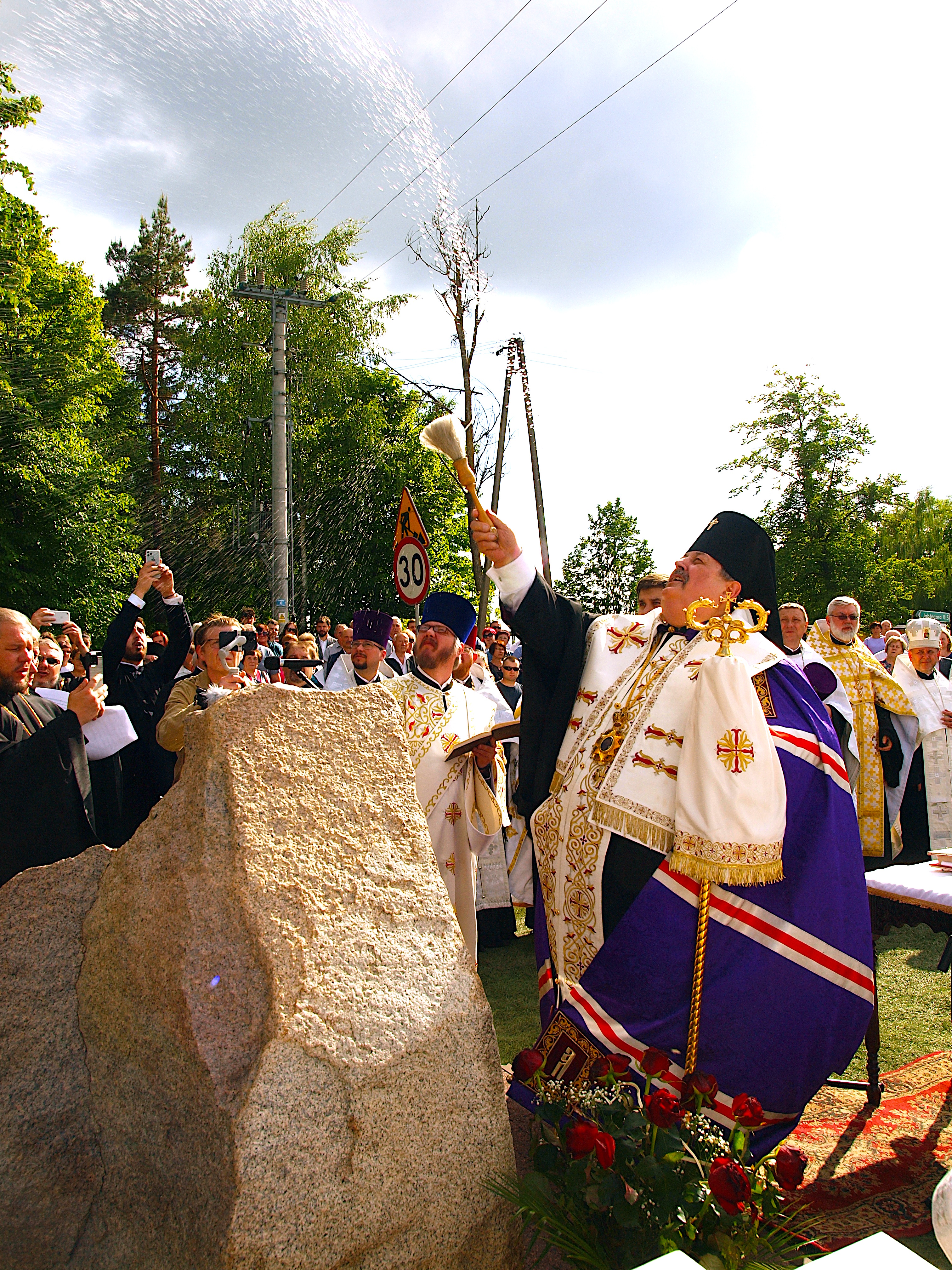 Poświęcenie jubileuszowego krzyża w Jabłecznej 