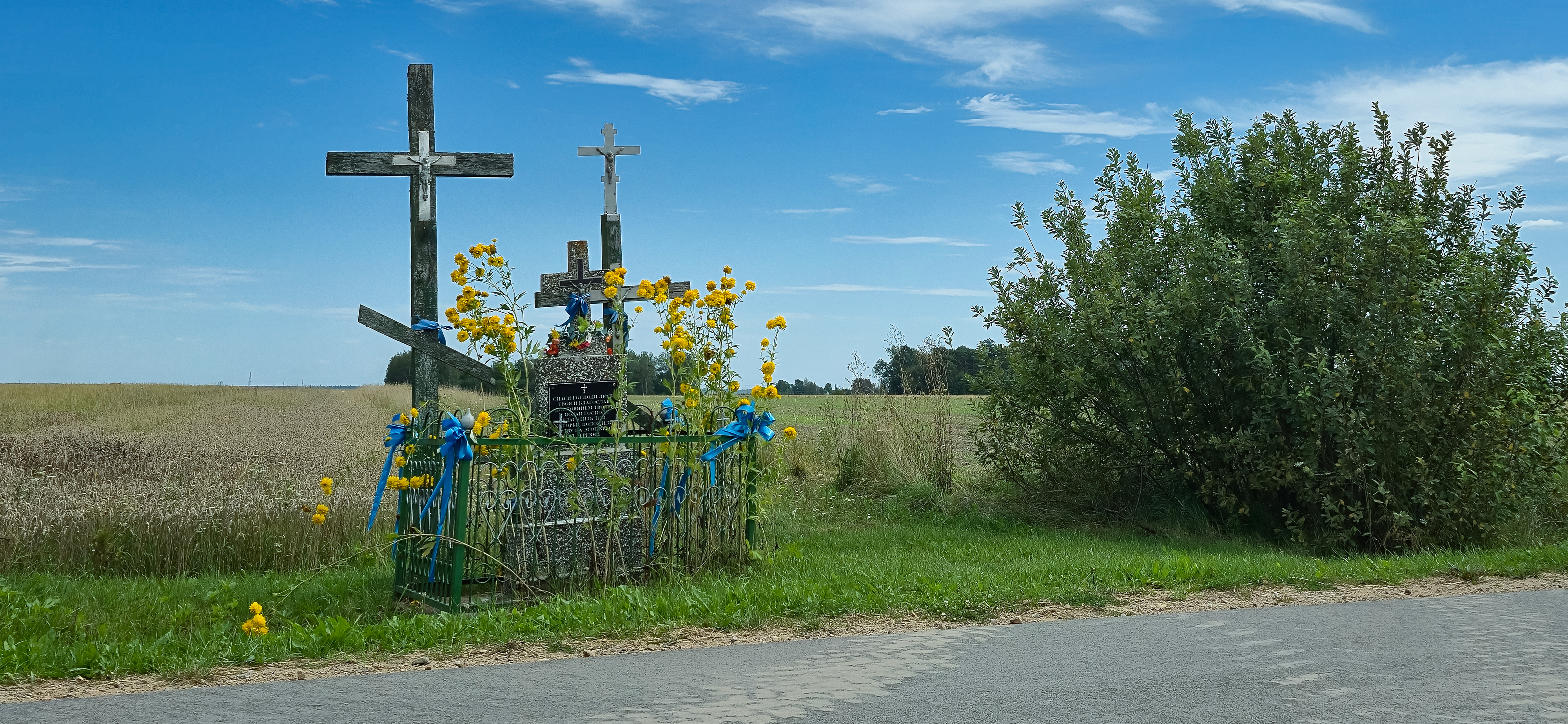 Crosses between Nowoberezowo and Nowokornino villages