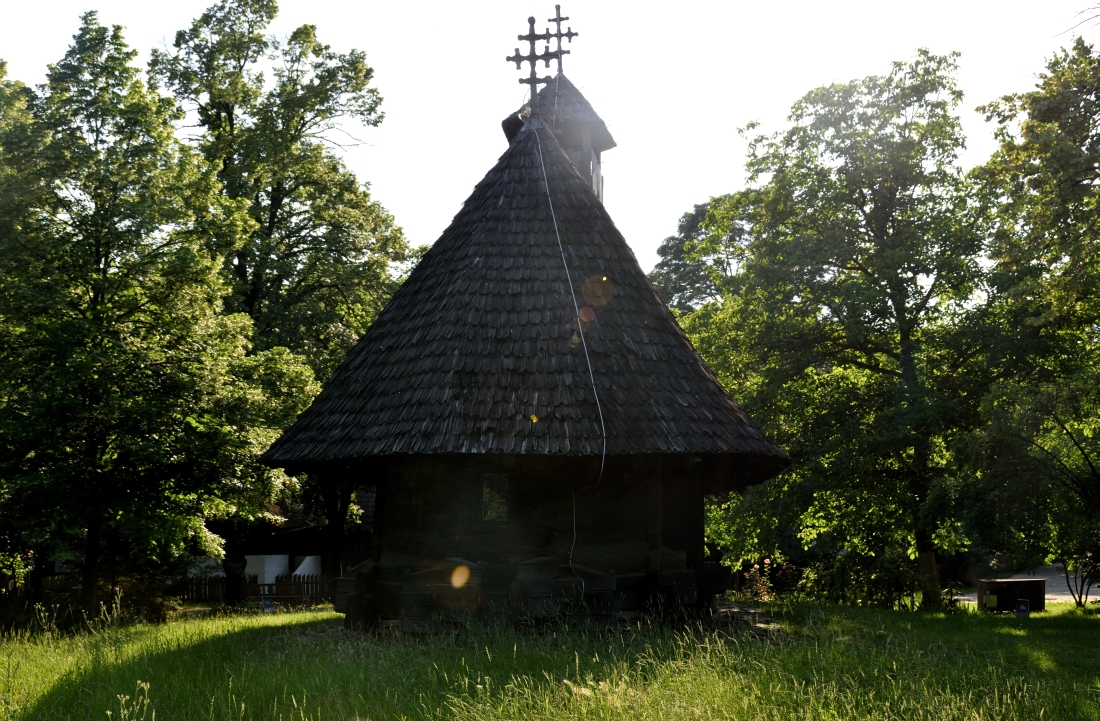 Popołudniowe słońce i drewniana cerkiew, 2025