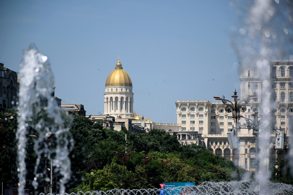 Fountain and Salvation cathedral in Bucharest (5)