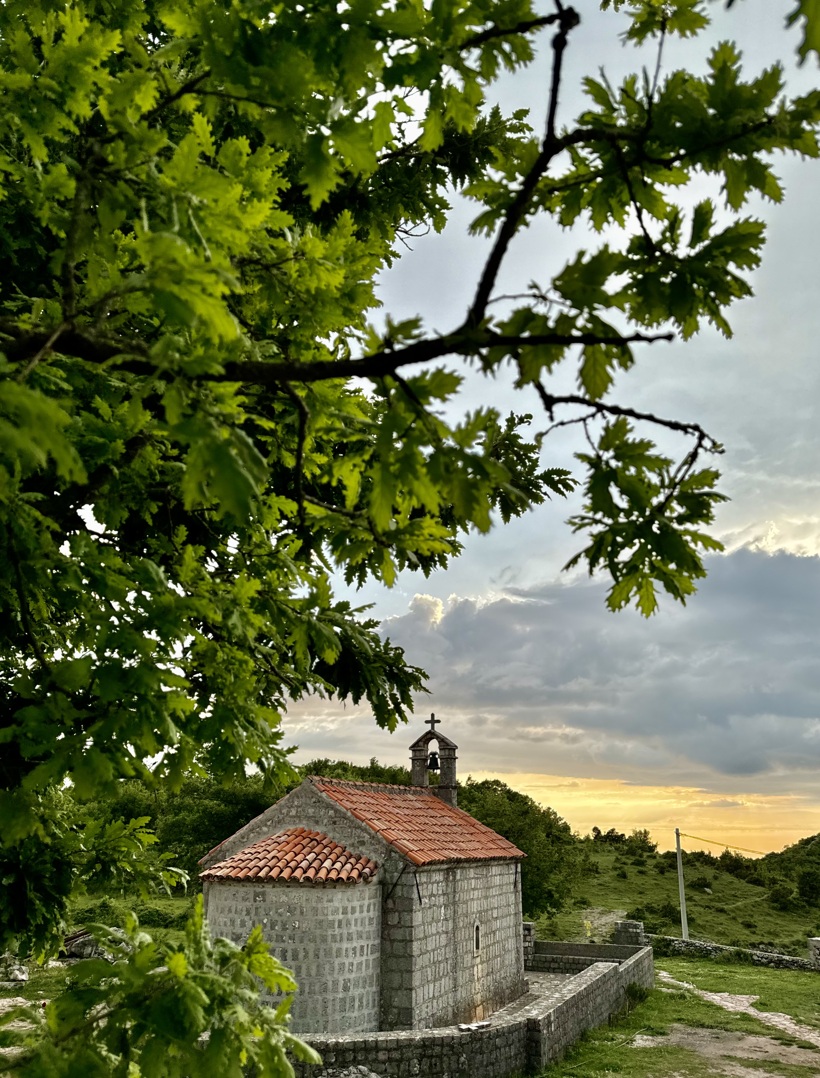 Тишина молитве под сводом сутона
