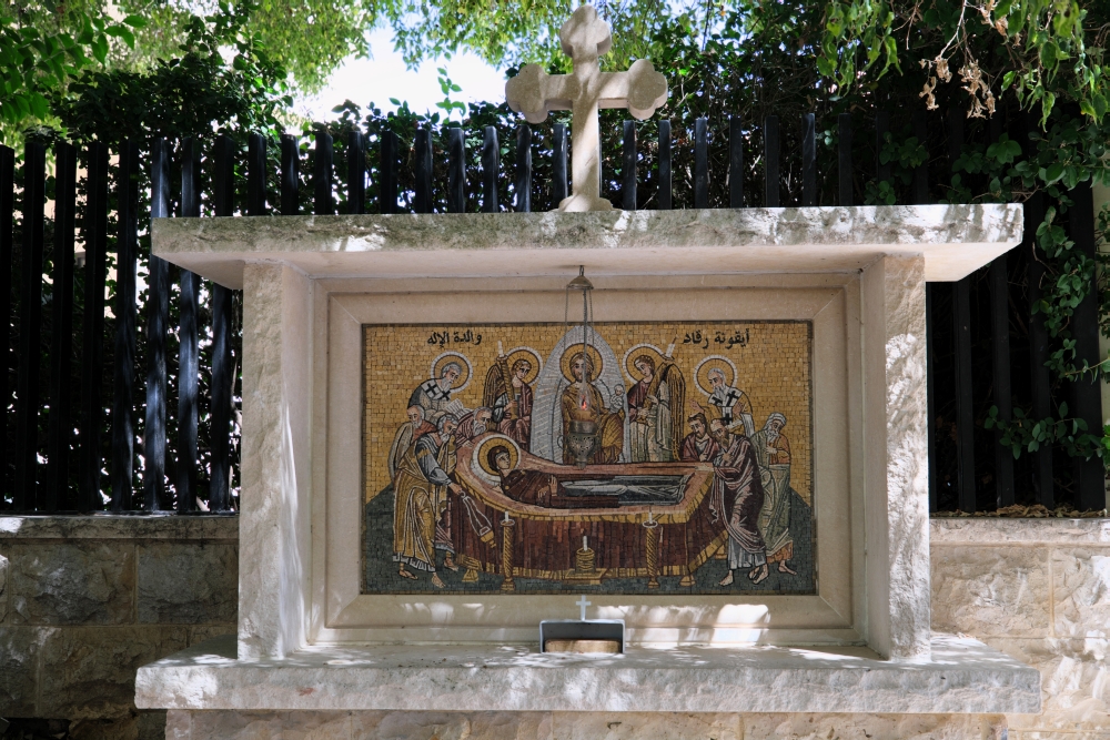 Zaśnięcie Bogurodzicy - ikona mozaikowa przed soborem w Douma, 2025