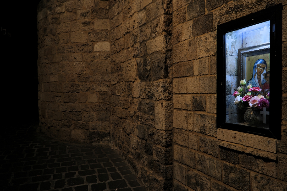 Ikona Bogurodzicy w ścianie zewnętrznej nadmorskiej cerkwi w Batrun, 2025