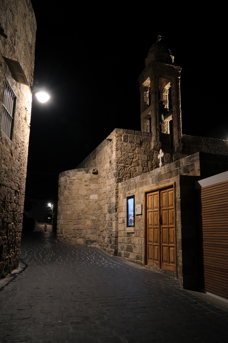 Cerkiew "Władczyni Morza" w Batrun wieczorem - pionowo