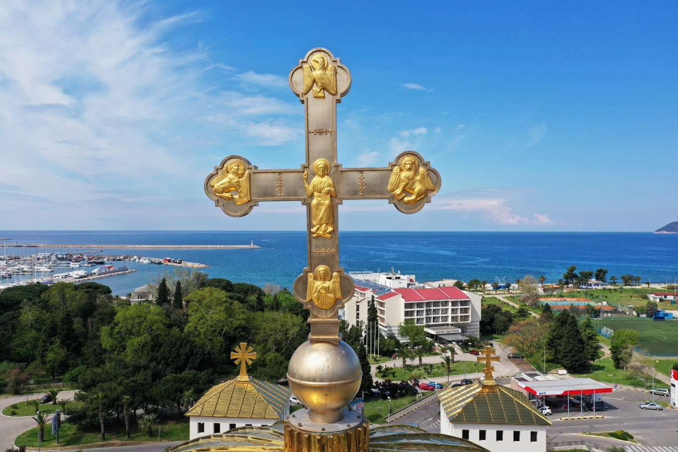 Крст на куполи Саборног храма Светог Јована Владимира у Бару
