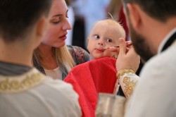 Дејан Вукић 
Отац Младен Томовић причешћује дијете на празник Успења Пресвете Богородице (29.08.2 
2025-11-28 11:23:31