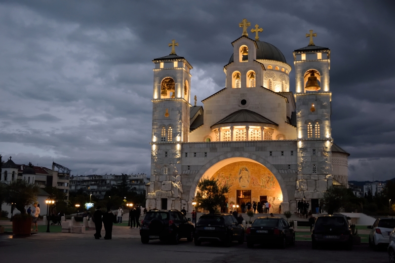 Prawosławna katedra w Podgoricy wieczorem, 2024