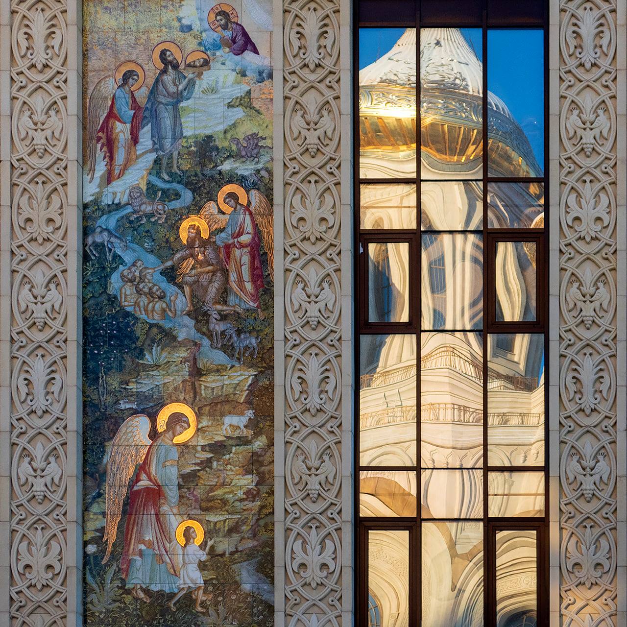 Отражение храма в окнах Сретенской духовной академии