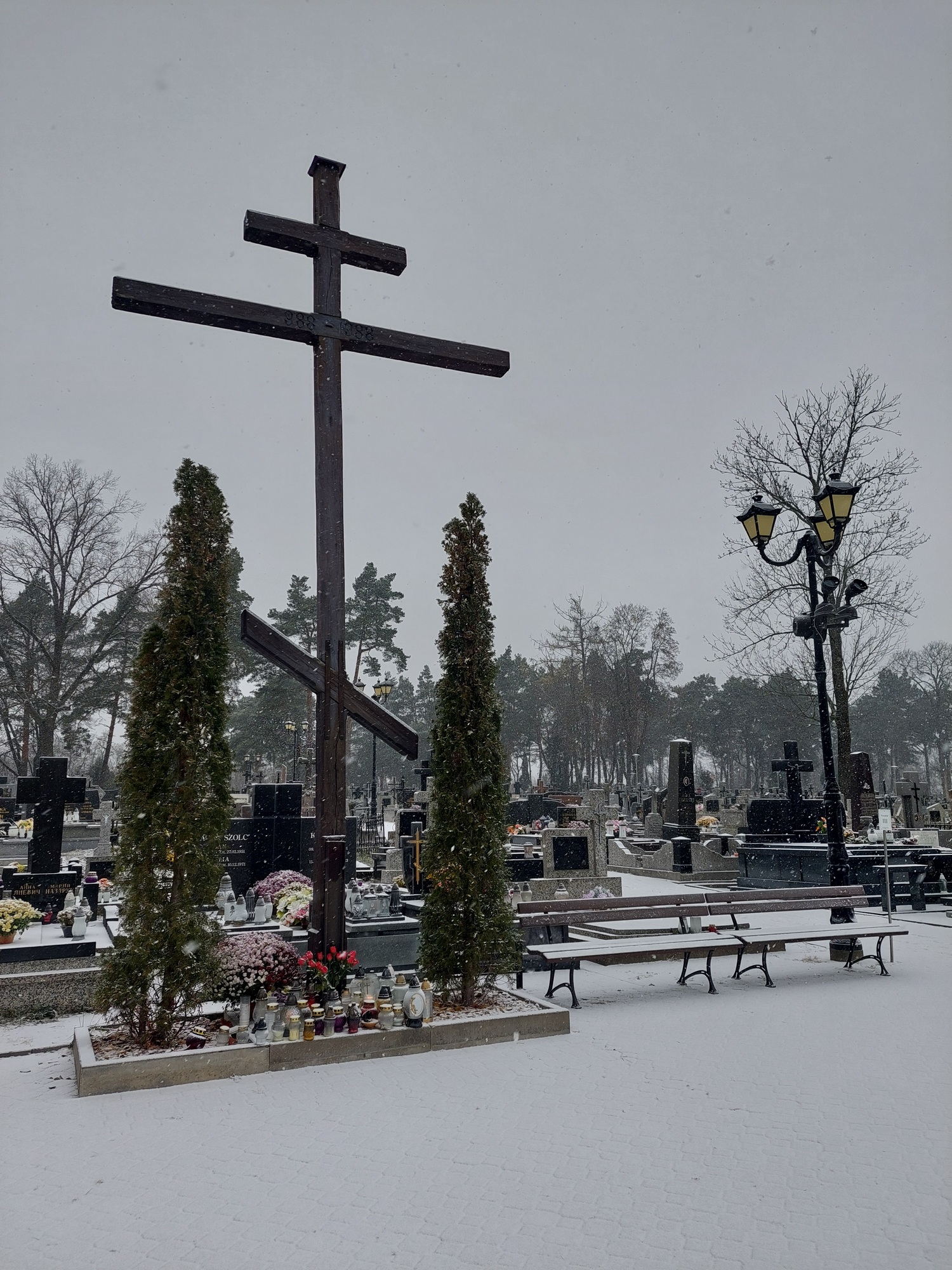 śnieg na cmentarzu w Białymstoku