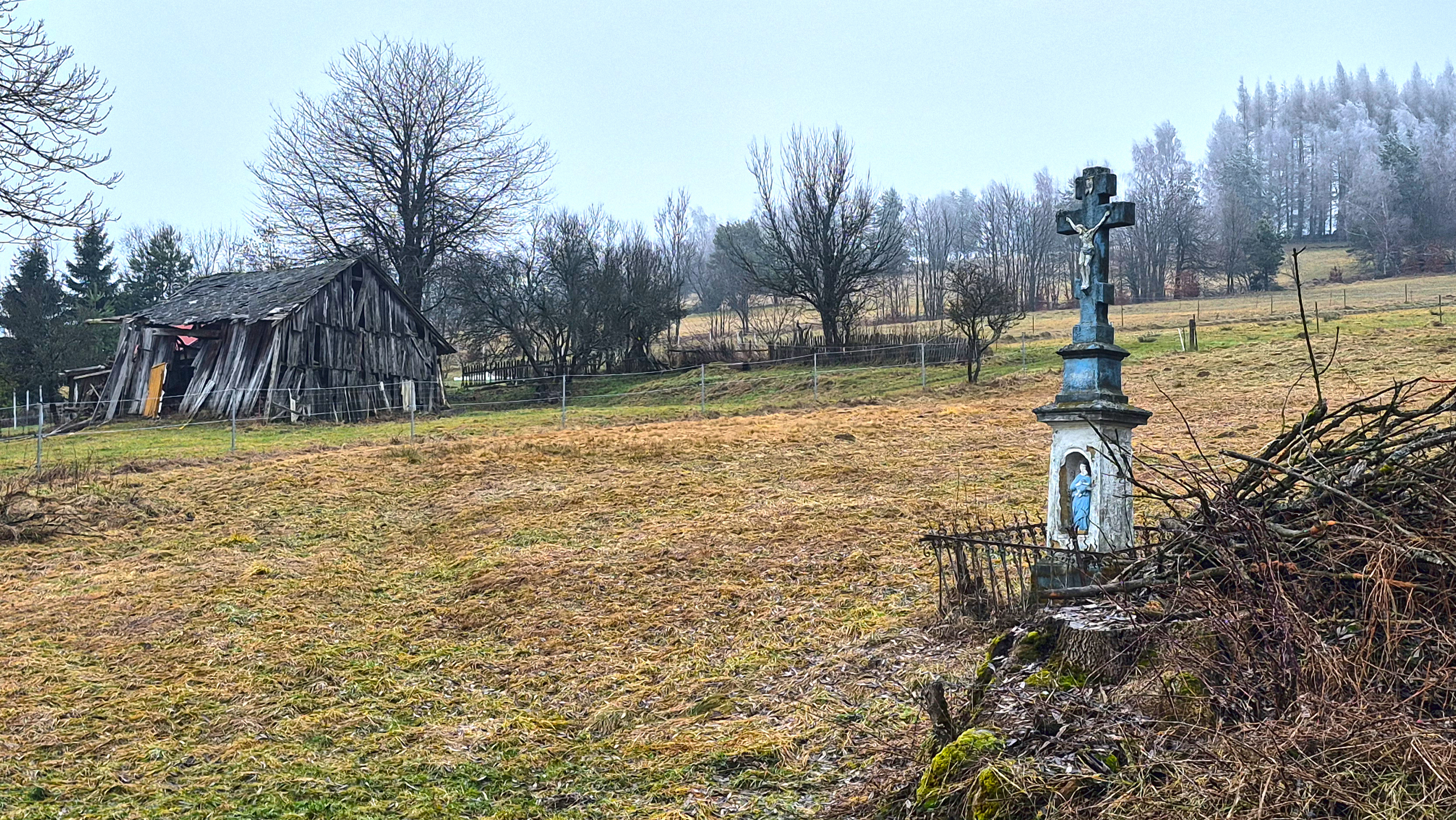 The cross on the way to the Orthodox church in Blechnarka