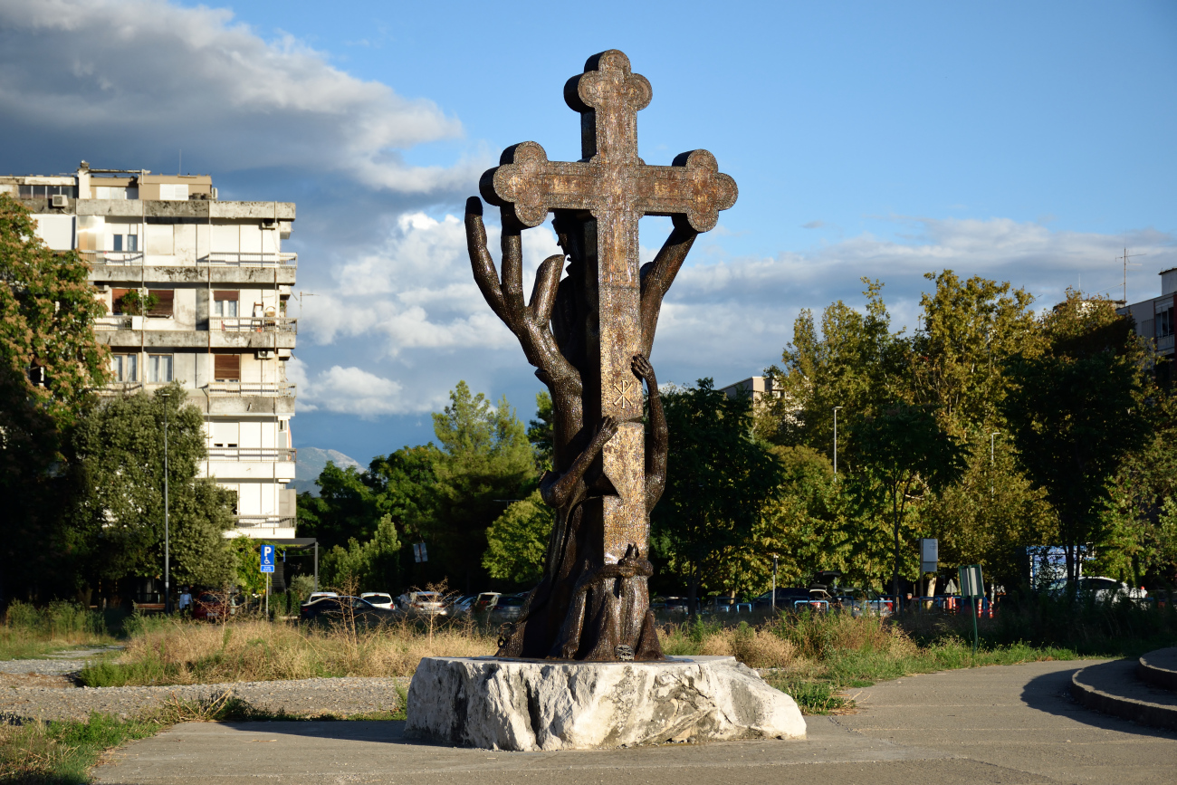 Krzyż przed soborem w Podgoricy, 2024