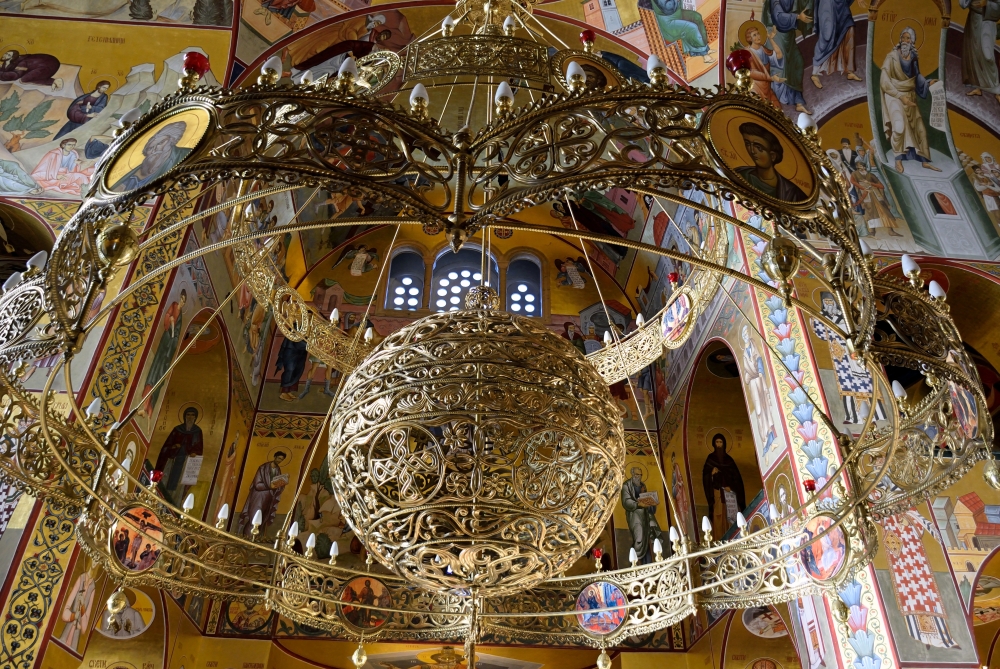 Żyrandol w katedrze w Podgoricy, 2024