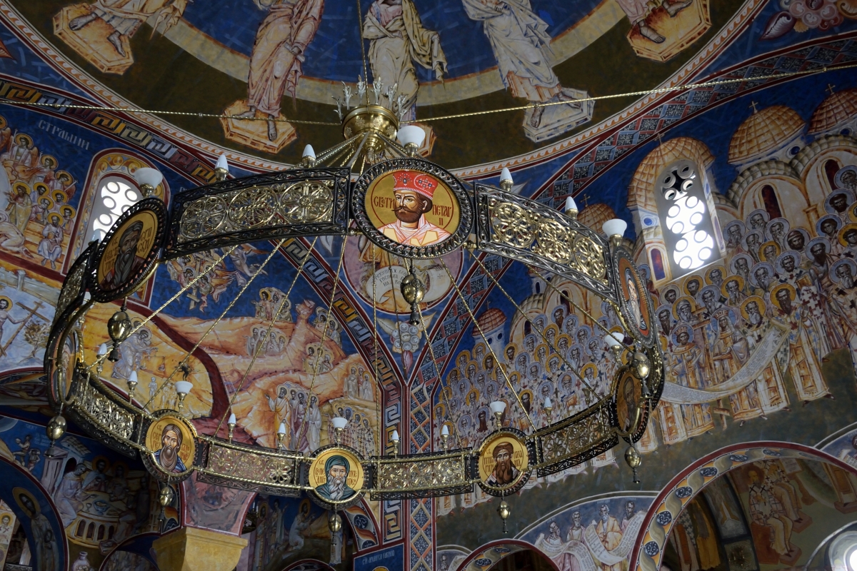 Jeden z żyrandoli i freski soboru w Barze, 2024