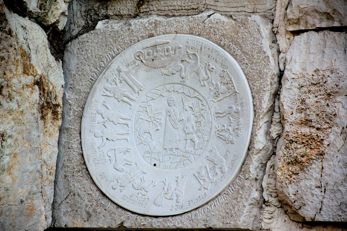 Abraham i Izaak - płaskorzeźba na soborze w Podgoricy, 2024