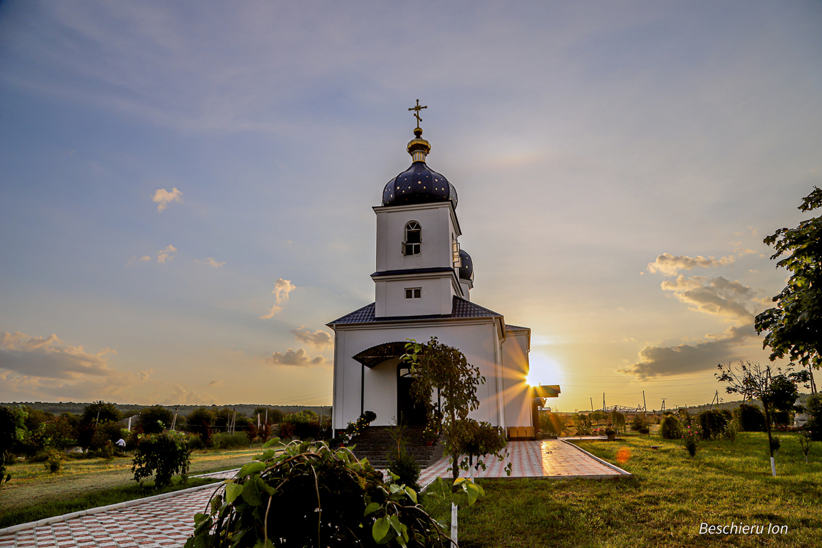  Biserica „Sf. Treime”, comuna Zorile