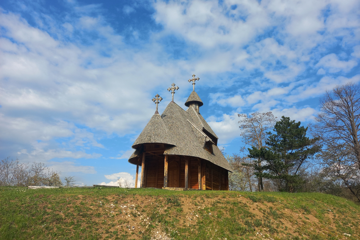 Дрвена црква на Мокрој Гори 
