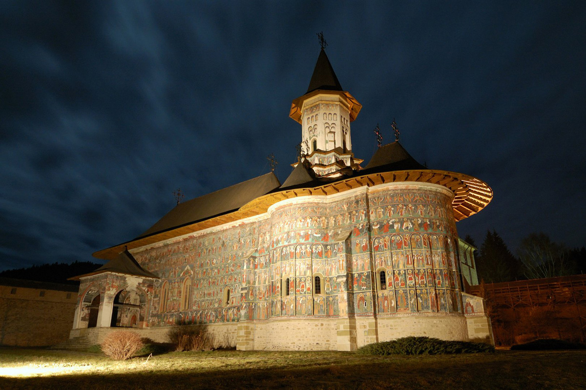 Sfânta Mânăstire Suceviţa la ceas târziu de seara  
