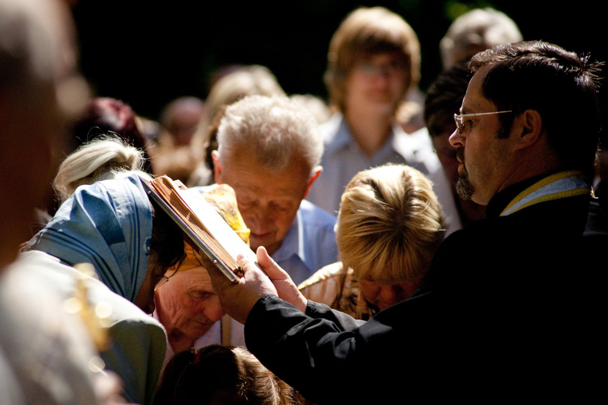 Procesja wokół kaplicy na cmentarzu w Jurowlanach podczas corocznego święcenia grobów  