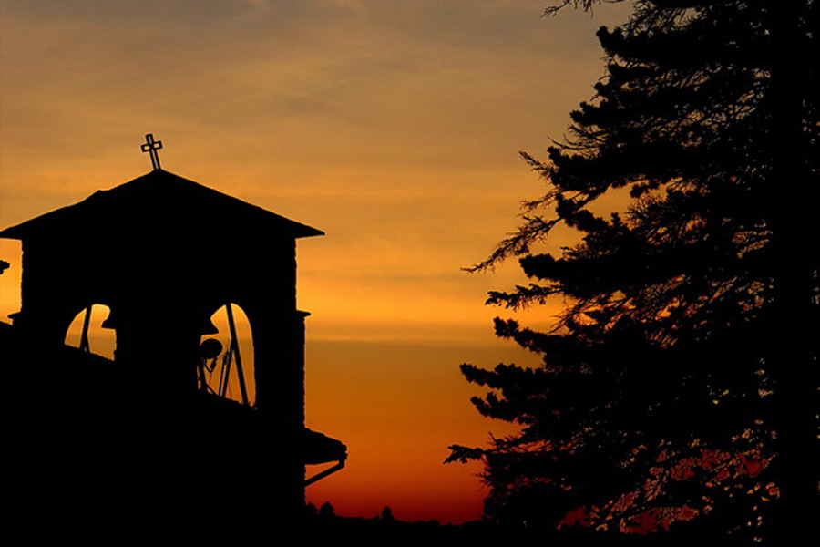 Манастир Високи Дечани пред зору  